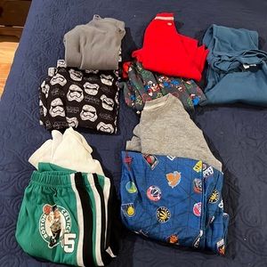 Boys pajamas - 5 sets tops and bottoms . Very good cond size med 8